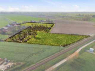 Deze boomgaard is gelegen in Avekapelle (Veurne). Het volledige perceel werd afgezet met een houten paardenafsluiting. De boomgaard is vlot...