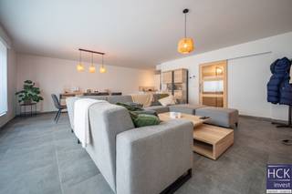 De liggingDit ruim en luxueus afgewerkte appartement is gelegen op de eerste verdieping van residentie 'Paloma', een recent gebouw gelegen vlakbij...