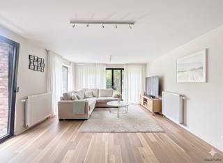 Profitez du calme, de l'espace et d'une jolie terrasse avec vue sur le parc tous les jours. Les grandes fenêtres apportent une sensation de plein air à l'intérieur !Disposition de l'appartement :- hall d'entrée- toilettes séparées- salle de bain- 2 chambres complètes- rangement pratique- cuisine entièrement équipée- espace de vie spacieux avec accès à la terrasse ensoleilléeAvantages supplémentaires :- Place de parking privée incluse- Abri à vélos commun - Finition durable et de haute qualité- Situation calme dans un parc avec une excellente accessibilité- Intéressant comme investissement : L'appartement est actuellement loué, vous bénéficiez immédiatement d'un revenu locatif après l'achat.Convaincu ? Alors contactez-nous rapidement pour une visite.
