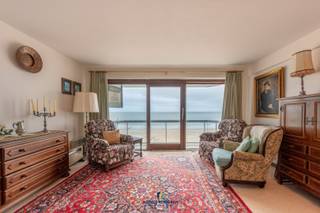 Op de vierde verdieping van de residentie Chateau Val Rose vind je dit appartement met twee slaapkamers, pal op de Zeedijk van Blankenberge. Vanuit...