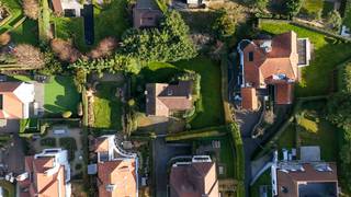 Alleenstaande villa in 2de lijn op 200 meter van het strand, vlakbij de Kustlaan en het Albertplein te Knokke-Zoute.
De villa is volledig te renoveren of nieuw te bouwen. Er is een goedgekeurde bouwvergunning voor het bouwen van een luxueuze villa bestaande uit 5 slaapkamers, 3 badkamers, een grote ondergrondse garage voor meerdere wagens.
De aanleg van een buitenzwembad is mogelijk.
Deze villa is gelegen in de schitterende omgeving van de Fochlaan en de Prins Karellaan.