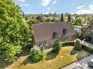 Cette villa spacieuse, initialement construite en 1970 et rénovée en 2021, est située dans une rue calme à sens unique au cœur de Kontich. Grâce à...