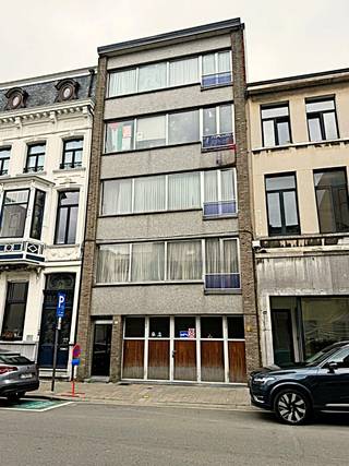 Ontdek dit statige gebouw bestaande uit vijf wooneenheden en een garagecomplex, ideaal gelegen aan de rand van het bruisende centrum van...