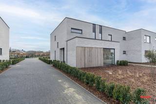 Het zoveelste nieuwbouwproject in Ravels, zeg je?<br /><br />Oké. Point taken. Maarrr soms heb je van die projecten die er echt wel uitspringen. <br />En dit is er zo eentje.<br /><br />Klinkt weer als het typische makelaarspraatje zeker? Niet dus.<br />Deze 7 nieuwbouwwoningen doen het namelijk net even wat anders dan anders:<br /><br />- Geen 7 smalle duplicaatjes naast elkaar, maar een eigentijdse architectuur die de landelijke omgeving niet verstoort. Een speelse indeling, maar met een hele mooie flow.<br /><br />- Deze aannemer zet graag de puntjes op de i. Van de hippe stalen deuren in de woonkamer tot de volledige aanleg van de voortuin; alles werd met oog voor detail afgewerkt. Een totaalplaatje dus.<br /><br />- Geen klassieke hoogbouw, maar een eigentijds interieur waar veel gespeeld wordt met licht en lucht.<br /><br />- Extreem energiezuinige afwerking, met warmtepomp, vloerverwarming én -koeling, zonnepanelen, hoogrendementsglas, topisolatie,… <br />Goed voor het milieu én voor je portemonnee.<br /><br />- Een absolute toplocatie: met de bossen letterlijk om de hoek - heb je dat uitzicht op de hertjes gespot? - maar ook op fietsafstand van de dorpskern van het mooie Ravels.<br /><br />Woning 5 is je favoriet, zeg je? Dat snappen we.<br /><br />Dit is namelijk de grootste, met z’n 174 m² bewoonbare oppervlakte. Verder heeft ‘ie een grondoppervlakte van 370m², 3 slaapkamers en een carport met eigen berging achteraan op het terrein. Graag nog een 2de parkeerplaats erbij? No problemo, dat kunnen we voor je regelen.<br /><br />Staat dit stulpje hoog op je verlanglijstje, maar wil je stiekem graag ook 1 van de andere 7 woningen bezoeken? No worries, we zetten met plezier de deuren van alle huizen voor je open. <br /><br />Graag hierover meer weten? Bel ons, mail ons, schrijf ons.<br /><br />By the way: dit project wordt verkocht onder 21% BTW op de constructie, en 12% registratierechten op de grond.