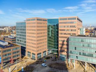 Bureaux à louer fantastiquement situés et entièrement prêts à l'emploi, parfaitement situés près du centre de Gand Sud et à proximité des bretelles d'accès à l'E17.<br /><br />L'espace de bureau est situé au premier étage du bâtiment. Le complexe de bureaux offre de nombreuses facilités exclusives pour améliorer le confort de travail. Par exemple, une navette gratuite est mise à disposition pour se rendre à la gare et en revenir. En outre, il y a des espaces communs agréables où vous pouvez vous détendre ou consulter, faire une pause rapide, et même un lave-auto et une blanchisserie sur place. En outre, les employés sportifs peuvent se rendre à l'aire de sport.<br /><br />Le ratio de stationnement favorable garantit qu'il y a beaucoup de places de parking dans le bâtiment lui-même, et il y a également la possibilité de louer un espace d'archivage supplémentaire si nécessaire. Disponible à partir du 1er juin 2026 ! Contactez PANORAMA B2B GENT KANTOREN pour de plus amples informations, des plans détaillés ou une visite de site sans engagement au 09 225 09 02.<br /><br /> 
