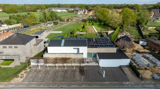 Magnifique villa moderne (construite en 2001) avec bureaux/cabinet ou espace de vie supplémentaire sur un magnifique terrain de 3 140 m², située...