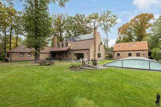 Ruime praktijkvilla met zwembad op ca. 2.076 m² in doodlopende straat te ’s GravenwezelDeze op te frissen praktijkvilla beschikt over onder meer 4...