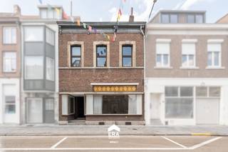 Gelegen in het bruisende centrum van Maaseik biedt dit karaktervolle pand een unieke kans voor wie op zoek is naar een renovatieproject met tal van mogelijkheden. Dankzij de centrale ligging bevinden winkels, horeca, scholen en alle dagelijkse voorzieningen zich op wandelafstand.<br /><br />Het gebouw, dat dateert uit 1942, deed dienst als schoolgebouw en vormt vandaag de ideale basis voor een nieuwe invulling. Met een perceel van 281 m², hoge plafonds en een gezonde, traditionele draagstructuur biedt dit pand alle troeven om een bijzonder woon- of investeringsproject te realiseren. Dankzij de ligging in woongebied zijn de mogelijkheden uiteenlopend: een ruime gezinswoning, een combinatie van wonen en werken of een opsplitsing in meerdere wooneenheden behoren allemaal tot de opties. Bovendien is centrale verwarming op gas reeds aanwezig, wat een mooie meerwaarde vormt bij de renovatie. <br /><br /><strong>Eén solide basis, talloze mogelijkheden</strong>.<br /><br />Enkele troeven:
<ul><li><strong>Hoge plafonds</strong> – Zorgen voor een ruimtelijk gevoel en versterken het karakter van de woning.</li><li><strong>Toplocatie in hartje Maaseik</strong> – De markt, winkels, horeca en de Maas bevinden zich op wandelafstand.</li><li><strong>Authentieke charme</strong> – Karaktervol gebouw met een unieke uitstraling. </li><li><strong>Veel potentieel</strong> – Ideaal om volledig naar eigen smaak en wensen te renoveren en in te richten.</li></ul>
Bent u op zoek naar een pand met karakter, een uitstekende ligging en heel wat toekomstpotentieel? Neem dan contact op met Sarah en plan een bezoek. Ontdek zelf de mogelijkheden die dit unieke pand te bieden heeft.
