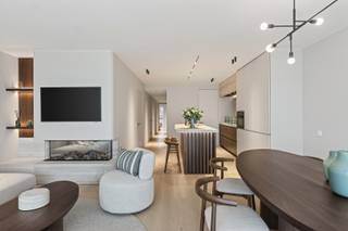 Op de zesde verdieping van residentie Milenka bevindt zich dit stijlvol 3-slaapkamerappartement van 111 m², aangevuld met een ruim terras van 18 m². Een zeldzame kans om te wonen op een toplocatie in Het Zoute, waar architectuur en uitzicht samenkomen in een harmonie van rust en verfijning.<br />De Skyframe raampartijen zorgen voor een panoramisch zicht op zee en laten het natuurlijke licht overvloedig binnenstromen. De open keuken met Miele toestellen, Travertin werkblad en walnoot kastdeuren vormt het hart van de leefruimte – een plek waar esthetiek en functionaliteit elkaar versterken.<br /><br />Elke slaapkamer is ontworpen met oog voor privacy en comfort. Twee hebben een ensuite badkamer, de derde een badkamer aan de overzijde van de palier. Een apart toilet en een bijkeuken met was- en droogkast bieden extra gemak.<br />De afwerking is uitzonderlijk: ingefreesde stopcontacten, ledverlichting in maatkasten, subtiele rondingen in natuursteen en schrijnwerk – elk detail draagt bij aan een tijdloze woonbeleving. Dit appartement is ideaal voor wie op zoek is naar discrete luxe en een kwalitatieve levensstijl aan zee.<br /><br />👉 Verkoop onder registratierechten.