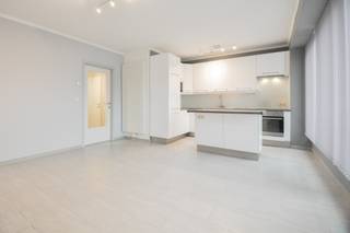 Instapklaar appartement gelegen in een kleine residentie nabij het Zegemeer. Indeling: Inkom met vestiaire. Volledige geïnstalleerde open...