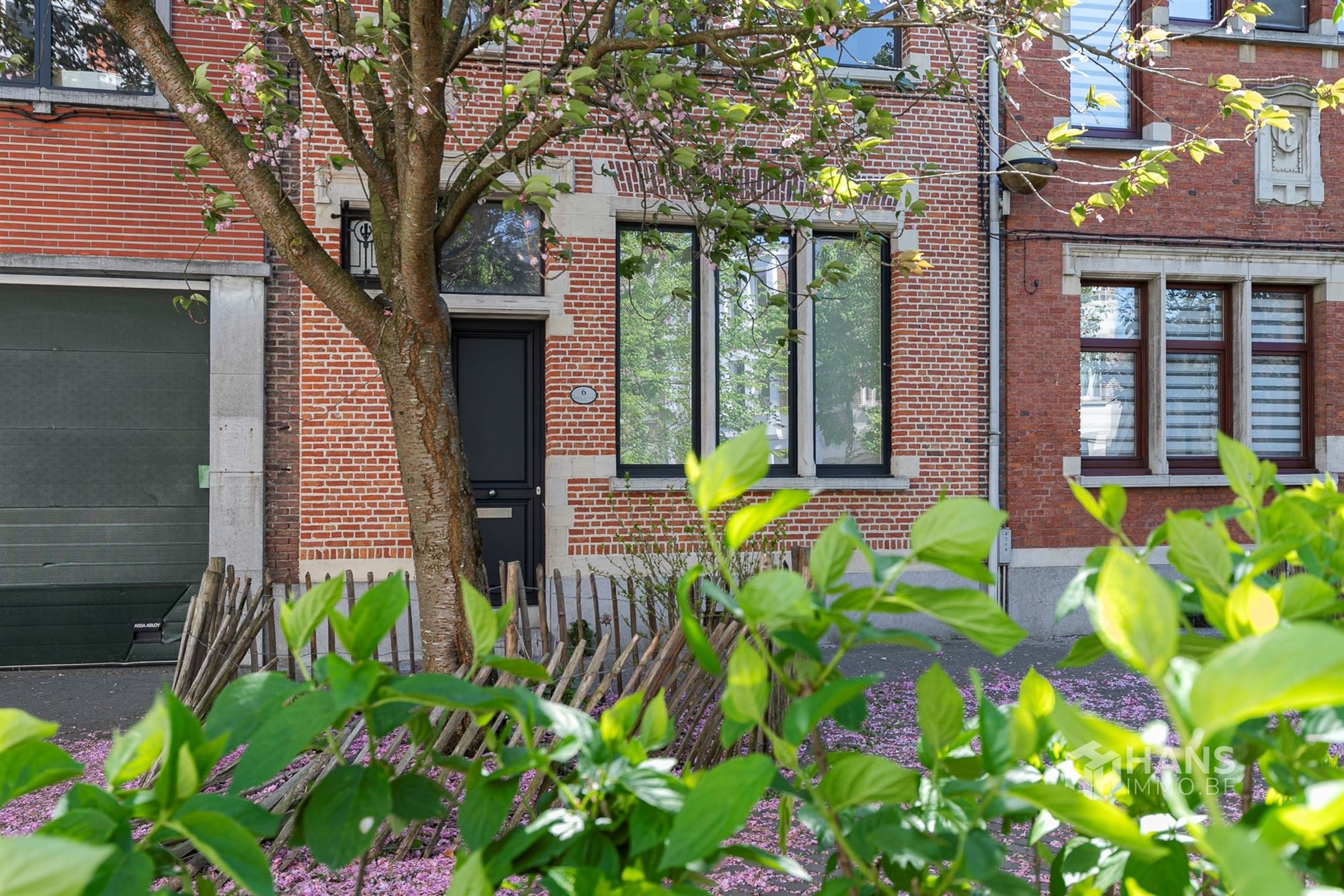 Karaktervolle woning (189 m²) met 3 slaapkamers en zuidgerichte stadstuin (40 m²) in Deurne. - foto 2