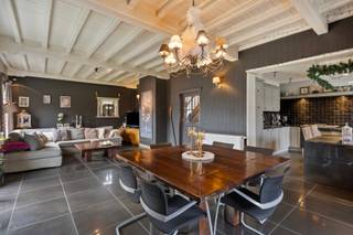 Gelegen in de landelijke Eeckhoutstraat 30A te Meldert, vindt u deze ruime landelijke villa met vlotte verbinding naar de E40, winkels, scholen en openbaar vervoer.
De woning werd gebouwd in 1982 en gerenoveerd in 2010 (nieuwe ramen, condensatieketel op aardgas, vernieuwde keuken en badkamer, zonnepanelen, ...). Ze beschikt over een degelijke technische basis, al zijn er nog enkele afwerkingswerken te voorzien.
Op het gelijkvloers bevindt zich een ruime inkomhal met ingemaakte kasten en gastentoilet, een lichtrijke leefruimte met haardcassette en open keuken, berging, badkamer, wasplaats en een nog verder af te werken slaapkamer/bureau. De eerste verdieping telt twee volwaardige slaapkamers, een douchekamer, apart toilet en een ruime master-bedroom met dressing.
Achteraan bevindt zich een magazijn/loods, deels ingericht als feestzaal en deels als opslagruimte, ideaal voor zelfstandigen of hobbyisten. Achter deze loods bevindt er zich nog een ruime tuin met tal van mogelijkheden.
Deze charmante landelijke villa biedt een unieke combinatie van ruimte, karakter en mogelijkheden. Met haar warme leefruimtes, royale volumes en landelijke uitstraling vormt ze de ideale thuis voor wie comfortabel en sfeervol wil wonen. Wenst u meer informatie of een bezoek? Aarzel niet ons te contacteren via Laurens@immoaccenta.be