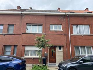 KIJKDAG 17/08/2026 VAN 16U TOT 18U (OP AFSPRAAK)<br /><br />AALST - Deze charmante stadswoning bevindt zich op wandelafstand van het centrum van Aalst en combineert een warme sfeer met een verrassend ruime indeling. <br /><br />Op het gelijkvloers verwelkomt de inkomhal je met een apart gastentoilet, waarna je doorloopt naar de gezellige leefruimte met zitplaats, eetgedeelte en een knusse bibliotheekhoek. Aansluitend vind je de keuken, de douchekamer en de zonnige, zuidgerichte stadstuin — een ideale plek om in alle rust te genieten. <br /><br />Op de eerste verdieping bevinden zich twee ruime slaapkamers, een aparte dressing en een tweede badkamer met toilet. Via de vaste trap bereik je de zolderverdieping, een grote open ruimte die nog volledig naar wens kan worden ingericht: extra slaapkamer, bureau, hobbyruimte of master suite. <br />Deze gezinswoning biedt een unieke combinatie van charme, comfort en mogelijkheden, midden in de stad.<br /><br />Benieuwd? Contacteer ons kantoor!
