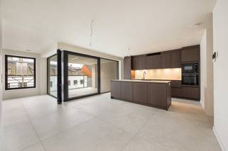 <strong>Nieuwbouwappartement met 3 slaapkamers in hartje Hoogstraten.<br /><br /></strong>Dit moderne nieuwbouwappartement gelegen op de eerste verdieping, bevindt zich in het prachtige project "De Tram", in het hartje van Hoogstraten.<br /><br /><strong>INDELING<br />1STE VERDIEPING<br /></strong><span>Inkomhal met ruimte voor een ingemaakte vestiairekast. Woonkamer met open keuken en keukeneiland met toegang naar het terras.<br />Keuken voorzien van volgende toestellen: inductiekookplaat, afzuigkap, combi-oven, vaatwasser en koelkast.<br />Hal met toegang tot 2 toiletruimtes waarvan 1 met handenwasser, berging/wasplaats, warmtepomp en aansluiting voor wasmachine en droogkast. Badkamer voorzien van inloopdouche en een dubbele lavabo, 3 slaapkamers waarvan 1 met ensuite badkamer voorzien van een inloopdouche en badkamermeubel en ruimte voor ingemaakte dressing.<br /></span><span><br /><strong>BUITEN<br /></strong>Zuid-georiënteerd terras<br /><br /><strong>KELDERVERDIEPING<br /></strong>Ondergronds is er een parkeergarage voorzien van autostaanplaatsen, fietsstaanplaatsen en private bergingen. <br /></span><br /><span><strong>BIJZONDERHEDEN</strong></span><br /><span>Vloerverwarming. Warmtepomp. Aluminium schrijnwerk. Dubbele isolerende beglazing. <br />Ventilatiesysteem type-D. Zonnepanelen aanwezig. Lift aanwezig.<br /><br /></span><strong>POSITIEVE ASPECTEN</strong><br /><span>TOP locatie in het hartje van Hoogstraten op wandelafstand van alle voorzieningen (beenhouder, apotheek, horeca, scholen, ...)<br /></span><span>Energiezuinig appartement (EPC label A)</span><br /><span>Ondergrondse kelderberging en autostaanplaats</span><br /><span>Lift aanwezig in het gebouw</span><br /><br /><em>De autostaanplaats en kelderberging zijn apart aan te kopen.</em>