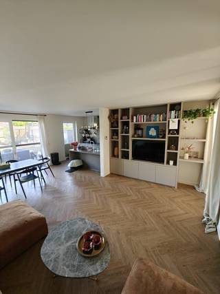 Ontdek deze instapklare woning met 3/ 4 slaapkamers, gelegen op een perceel van 225m². Met een uitstekende EPC-score A (33 kWh) is deze woning niet alleen comfortabel, maar ook energiezuinig. <br />Op het gelijkvloers baadt de leefruimte in natuurlijk licht, dankzij de grote ramen die uitkijken op de tuin. De open keuken is modern en functioneel, perfect voor kookliefhebbers en heeft een praktische berging. Verder is er een bureau en een toilet.<br />De woning beschikt over drie slaapkamers op de 1e verdieping, ideaal voor gezinsleden of als extra werkruimte. De badkamer is stijlvol afgewerkt en biedt alle comfort met een ruime inloopdouche en een apart toilet.<br />Op de 2e verdieping is een volledig afgewerkte polyvalente ruimte die makkelijk als vierde slaapkamer gebruikt kan worden.<br /><br />De woning werd volledig geschilderd in april 2026, wordt verwarmd met een warmtepomp, heeft een waterverzachter en beschikt over 20 zonnepanelen.<br /><br />Buiten geniet u van een aangename tuin met de hele dag zon en vooraan beschikt de woning over een carport / oprit geschikt voor 2 wagens.<br />De woning biedt een uitstekende kans voor wie op zoek is naar een instapklare gezinswoning op een toplocatie in een kindvriendelijke buurt.