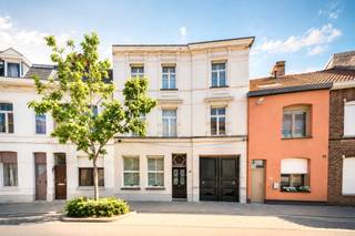 Riant herenhuis met 7 slaapkamers, afzonderlijk woongedeelte met 2 slaapkamers, binnenzwembad, wellness en unieke ontspanningsruimtes nabij Brugge centrum.<br /><br />Deze eigendom werd vergund voor het huisvesten van maximaal 9 studenten, wat naast een puur residentieel gebruik ook interessante exploitatiemogelijkheden biedt. De woning kan uiteraard ook volledig als gezinswoning worden aangewend en biedt, mits de nodige vergunningen, eveneens mogelijkheden voor een B&B.<br /><br />Op een absolute topligging in Assebroek, op een steenworp van de Baron Ruzettelaan, bevindt zich dit bijzonder ruime en karaktervolle herenhuis. Een centrale ligging, nabij het historische centrum van Brugge, het station en alle belangrijke voorzieningen.<br /><br />Achter deze stijlvolle gevel schuilt een uitzonderlijk veelzijdig geheel, bestaande uit een karaktervol gerenoveerd herenhuis met maar liefst 6 royale slaapkamers en een badkamer met 3 douches. Aansluitend bevindt zich op het gelijkvloers een ruime aanbouw met een 7de slaapkamer en een tweede badkamer met 2 douches. Achteraan het geheel bevindt zich bovendien een afzonderlijke woonentiteit met een eigen leefruimte en keuken, aangevuld met 2 slaapkamers. De woning beschikt daarnaast over een ruime ondergrondse kelder, die zich uitstekend leent als praktische bergruimte of, mits verdere inrichting, als stijlvolle wijnkelder.<br /><br />Bij het betreden van de woning wordt meteen duidelijk dat er talrijke authentieke elementen zijn behouden gebleven, waaronder karaktervolle houten binnendeuren, originele mozaïekvloeren, imposante houten trap en houten parket, die de woning een warme uitstraling geven.<br /><br />Er zijn drie afzonderlijke leefruimtes, waarvan één sfeervol werd ingericht met een bar. Hierdoor kan de woning moeiteloos worden afgestemd op uiteenlopende levensstijlen en gezinssituaties.<br /><br />Het ruime, zuidoostgerichte terras vormt een aangename plek om in alle rust van de buitenlucht te genieten. Daarnaast beschikt de eigendom over een royale carport met meerdere parkeerplaatsen en een ruime doorgang wat zorgt voor een uitstekende toegankelijkheid.<br /><br />Of u nu op zoek bent naar een royale gezinswoning, een herenhuis met ruimte voor meerdere generaties of een eigendom met uitzonderlijk veel mogelijkheden voor ontspanning en gasten: dit pand biedt een kader dat maar zelden op de Brugse vastgoedmarkt wordt aangeboden.<br /><br />Voor verdere informatie of een vrijblijvend bezoek contacteer Céline op 0476/60 60 23 of mail naar celine@immax.be