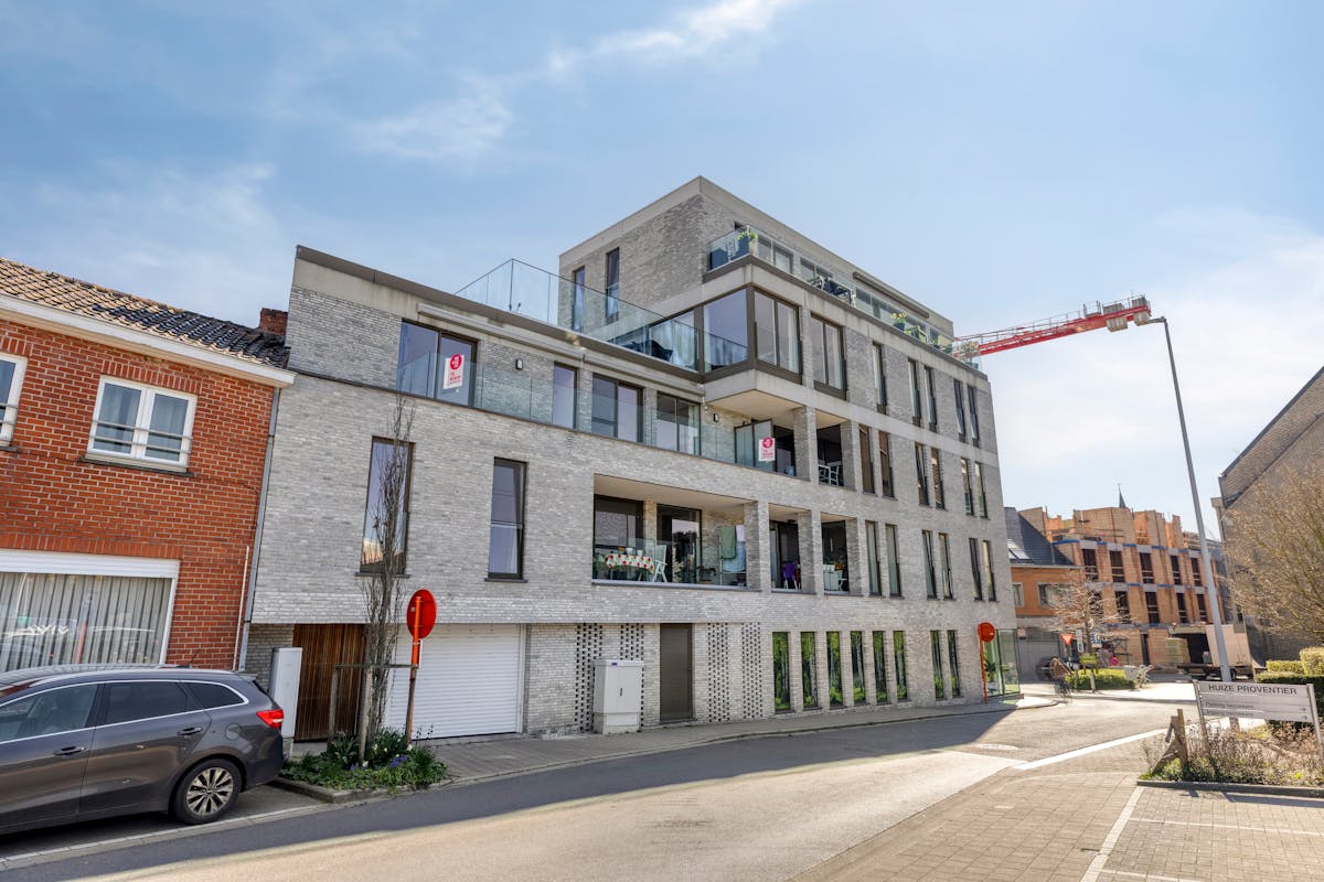 Recent en lichtrijk appartement met zuidgericht terras in hartje Poperinge - foto 1