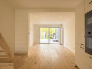 Voor meer informatie of een bezoek contacteer Anne De Block van OC Vastgoed: 0471 38 00 36 of anne@ocvastgoed.be<br /><br />Deze energiezuinige woning met topligging te Wetteren beschikt over drie slaapkamers (9m²/12m²/11m²) en gezellige tuin (280m²). Belangrijke invalswegen, winkels en scholen in de buurt. <br /><br /><strong>De indeling als volgt: <br />Gelijkvloers:</strong><br />Inkomhal, technische ruimte, badkamer voorzien van toilet, lavabo en inloopdouche, uitgeruste keuken en lichtrijke leefruimte (31m²).<br /><strong>Eerste verdieping: </strong><br />Centrale overloop, afzonderlijk toilet en twee ruime slaapkamers (9m²/12m²).<br /><strong>Tweede verdiepig:</strong><br />Mezzanine welke kan dienen als derde slaapkamer (11m²).<br /><br />Zonnig terras met grote tuin! <br />Parkeermogelijkheid voor de deur. <br /><br />Technische gegevens (eerste bewoning na renovatie): dubbele beglazing, centrale verwarming op aardgas, conforme elektriciteit. <br /><br />Bezoekdag zaterdag 11 april, maak vandaag nog uw afspraak! <br /><br />EPC label B (112kWh/m²jaar  / Bewoonbare oppervlakte volgens EPC attest: 83m²  / Perceeloppervlakte: 280m²<br />Stedenbouwkundige inlichtingen: woongebied, bouw vergund, geen verkavelingsvergunning, geen rechterlijke herstelmaatregel of bestuurlijke maatregel opgelegd, geen voorkooprecht<br />Geen overstromingsgevoelig gebied: P-score: C, G-score: C