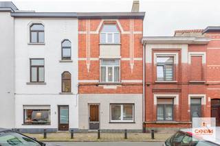 Bent u opzoek naar een opbrengsteigendom in Gent? Dan is dit pand, onderverdeeld in twee appartementen, mogelijk iets voor u.Het pand is...