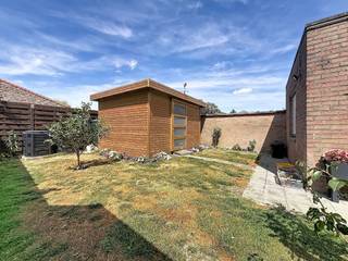 <h1><span>Ruime halfopen woning met zonnige westgerichte tuin en garage</span></h1><h1><span>Deze aangename halfopen woning werd </span><span>gerenoveerd in 2025</span><span> en beschikt over een praktische indeling, veel lichtinval en verschillende energetische troeven.</span></h1><h1><span> </span></h1><h1><span>Gelijkvloers:</span><span><br />De woning beschikt over een inkomhal, een ruime en lichtrijke leefruimte met pelletkachel en een recent gerenoveerde keuken met rechtstreekse toegang tot de tuin. </span></h1><h1><span>Op het gelijkvloers bevindt zich tevens een slaapkamer, een apart toilet en een inpandige garage.</span></h1><h1><span> </span></h1><h1><span>1e verdieping:</span><span><br />Op de eerste verdieping bevinden zich 3 slaapkamers, een badkamer en de toegang tot de zolder.</span></h1><h1><span> </span></h1><h1><span>Buiten:</span><span><br />De woning beschikt over een </span><span>zonnige, westgerichte tuin</span><span> met een </span><span>nieuw en geïsoleerd tuinhuis</span><span>, ideaal als extra bergruimte of hobbyruimte.</span></h1><h1><span> </span></h1><h1><span>Extra's:</span></h1><h1><span>- </span><span>Gerenoveerd in 2025</span></h1><h1><span>- 8 zonnepanelen met batterij</span></h1><h1><span>- Pelletkachel</span></h1><h1><span>- Rolluiken</span><span> </span></h1><h1><span>- Elektriciteit conform</span></h1><h1><span>- Asbestveilig</span></h1>