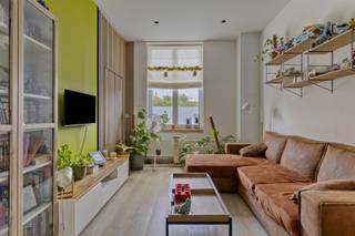 <p><span>Recent gerenoveerde 2-slaapkamerwoning vlakbij "De Schorre"</span></p><p><span>Ontdek deze volledig gerenoveerde woning in een rustige, kindvriendelijke buurt van Boom. Met twee slaapkamers en een moderne afwerking is dit de ideale starterswoning. De woning ligt op korte afstand van lokale winkels, scholen en horecagelegenheden.</span></p><p><span>Geniet van de nabijheid van </span><span>De Schorre</span><span>, het bruisende recreatiedomein bekend van Tomorrowland en prachtige wandel- en fietsroutes. <br />Ook Antwerpen en Brussel zijn vlot bereikbaar via auto of openbaar vervoer.</span></p><p><span>Een perfecte combinatie van comfort, natuur en bereikbaarheid!</span></p><p><span> </span></p><p><span>Indeling</span></p><p><span> </span></p><p><span>Gelijkvloers</span></p><p><span> </span></p><p><span>- De inkomhal is voorzien van een tegelvloer en hoge plafonds. </span></p><p><span>- Een ruime leefruimte met veel lichtinval op een laminaatvloer.</span></p><p><span>- Achterliggend bevind zich de keuken die is voorzien van ijskast, gasvuur, vaatwasser en een ruime inbouwkast. </span></p><p><span>- Apart toilet. </span></p><p><span>- De badkamer is volledig betegeld en voorzien van een inloopdouche, ruime lavabo, en aansluiting wasmachine/droogkast. </span></p><p><span> </span></p><p><span>1ste Verdieping</span></p><p><span> </span></p><p><span>- Op deze verdieping bevinden zich 2 ruime slaapkamers van 15m² en 10,5 m² </span></p><p><span> </span></p><p><span>Extra </span></p><p><span> </span></p><p><span>- Gunstig EPC C: 206 kWh/m²</span></p><p><span>- Elektriciteit Conform<br />- Droge kelder</span></p><p><span> </span></p><p><span>Bezoekdag/opendeurdag op 22/11 tussen 10u en 14u</span></p>