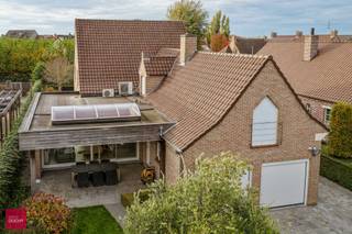 Instapklare villa IN CENTRUM in kleine doodlopende straat. Rustig en kwaliteitsvol wonen. Indeling : inkomhall, grote living met gashaard,...