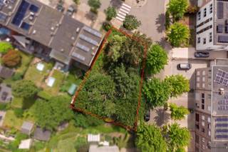 <p><span>Prachtig gelegen hoekperceel voor halfopen bebouwing in Aartselaar</span></p><p><span>Bent u op zoek naar de perfecte locatie om uw droomwoning te realiseren? Deze uitzonderlijke bouwgrond aan de residentiële Zwaluwenlaan in Aartselaar biedt een unieke kans. Met een mooie oppervlakte van 386 m² is dit perceel uitermate geschikt voor het oprichten van een stijlvolle en comfortabele halfopen bebouwing. Dankzij de unieke ligging op een hoek geniet u hier bovendien van extra lichtinval, privacy en tal van creatieve mogelijkheden bij het ontwerpen van uw toekomstige thuis.</span></p><p><span>Naast de ideale vormtroeven scoort deze grond ook uitstekend op vlak van locatie. U woont hier in een rustige, aangename buurt, maar geniet tegelijkertijd van een uiterst centrale ligging. Scholen, winkels en het gezellige centrum van Aartselaar bevinden zich in de directe nabijheid. Daarnaast bent u dankzij de uitstekende verbinding met grote invalswegen zoals de A12 en E19 in een mum van tijd in Antwerpen of Brussel.</span></p><p><span>Kortom: de ideale balans tussen rust, bereikbaarheid en potentieel. Grijp deze kans en leg hier de fundering voor uw toekomst. Neem vandaag nog contact met ons op voor meer informatie! Tel. 052 50 50 00</span></p>