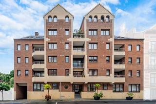 Dit appartement met een woonoppervlakte van 164 m², gelegen in de prestigieuze wijk Churchill, vlak bij alle voorzieningen en talrijke gerenommeerde scholen, zal u bekoren door de harmonieuze ruimtes, de lichte inrichting en de zorgvuldig doordachte indeling. Het bevindt zich op de eerste verdieping van een kwaliteitsvol gebouw en komt uit op een ruime hal met gastentoilet. De aparte, volledig uitgeruste keuken zal liefhebbers van gezelligheid en gastronomie bekoren. De leefruimtes, bestaande uit een royale woonkamer en een eetkamer, lopen op natuurlijke wijze over in een aangenaam terras, dat uitnodigt tot ontspanning. Het slaapgedeelte biedt veel privacy met een master suite met eigen badkamer en balkon, evenals twee comfortabele extra slaapkamers en een doucheruimte. Een ideale locatie voor een gezin dat op zoek is naar een rustige, groene en veilige woonomgeving, met tegelijkertijd gemakkelijke toegang tot de stedelijke voorzieningen. Een parkeerplaats wordt tegen meerprijs aangeboden (30 000€). Bijkomende troeven: uitstekende EPC-klasse C, individuele gasketel, elektrische rolluiken en lift. Het appartement is momenteel verhuurd sinds 2022 voor een huurprijs van € 1.854,93/maand + kosten. Gemeenschappelijke kosten van ±€ 260/maand, inclusief eigen koud water, onderhoud van het gebouw, syndicus, verzekering... Informatie en bezichtigingen: +32 472 46 57 83