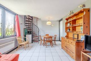 Te renoveren duplex appartement te koop met één slaapkamer en slaaphoek gelegen op de tweede en derde verdieping van de Residentie Nieuweryde, Albert I Laan 70D. Dit appartement is rustig doch centraal gelegen vlakbij het Maritiem park en de Havengeul.Indeling gelijkvloers:- inkomhall met vestiairekast- gezellige woonkamer (19m²) met zicht op het Maritiem park- gerenoveerde keuken (4m²) voorzien van oven, vaatwas, koelkast met diepvriesvakje, keramische kookplaat en dampkap- apart toiletIndeling eerste verdieping:- nachthall- slaapkamer 1 (12m²)- binnenkamer (4m²)- badkamer (3m²) met bad, lavabo, handdoekradiator en aansluiting voor wasmachineInclusief twee privatieve bergingen.Mogelijkheid tot bijaankopen van een staanplaats.Troeven:- rustig gelegen doch op wandelafstand van de winkels- prachtig zicht op het Maritiem park- lage syndicuskosten (geen lift)- ook geschikt als investeringBen je op zoek naar een instapklaar appartement met één slaapkamer te Nieuwpoort? Aarzel niet om een afspraak te maken!Dit pand is onderworpen aan de renovatieverplichting van de Vlaamse overheid voor residentiële gebouwen (behoudens bij sloop binnen 5 jaar na de aankoop). Consulteer voor meer informatie de website van het Vlaams Energie- en Klimaatagentschap via https://www.vlaanderen.be/een-woning-kopen/renovatieverplichting-voor-residentiele-gebouwenBestuursmaatregelen in het maatregelenregister: nee