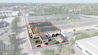 Langs de <strong>Pathoekeweg in Brugge </strong>bevindt zich dit veelzijdige bedrijfscomplex op een totale <strong>grondoppervlakte van 4.890 m²</strong>, bestaande uit een <strong>logistiek magazijn van +/- 2.031 m²</strong>, kantoorruimtes op het gelijkvloers van in totaal 1.160 m² en verschillende kleinere kantoorruimtes op de eerste verdieping van samen +/- 778 m². <br /><br />Het magazijn met een vrije hoogte van 6 m is uitgerust met <strong>2 laadkades en een sectionale poort</strong> en werd opgetrokken in een solide betonnen constructie met een mooie overspanning, een betonnen dak afgewerkt met roofing, polybetonvloer en TL-verlichting.<br /><br />De kantoorruimtes beschikken over een aparte inkomhal met receptie. Via trap of lift bereikt u de kantoren op de eerste verdieping, afgewerkt met een computervloer voor elektriciteit en databekabeling, dubbele isolerende beglazing in aluminium schrijnwerk en een verlaagd plafond met geïntegreerde LED-verlichting en airco units. Er zijn verschillende sanitaire- en eetruimtes aanwezig.<br />Het gebouw beschikt over alle nodige nutsvoorzieningen, waaronder drijfkracht, stadswater, telefonie, internet en airconditioning in de kantoren. +/- 25 parkeerplaatsen op de site.<br /><br />Dankzij de strategische ligging op industriezone Herdersbrug geniet het pand van een uitstekende bereikbaarheid via de Expresweg Brugge en de belangrijke verkeersassen E40, E403 en A11.<br /><br />EPC attesten : 20250113-0003475074-GD<br />20250113-0003474399-KNR<br />20250113-0003475066-KNR<br />20250113-0003475162-KNR<br />20250113-0003475235-KNR<br />20250113-0003475272-KNR<br /><br />Contacteer <strong>PANORAMA B2B</strong> voor meer inlichtingen, plannen of een vrijblijvend plaatsbezoek via <strong>0479 70 70 73</strong>.
