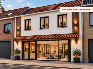 Ruime gezinswoning, tuin en vergunning voor een nieuw atelier in Veldegem<br /><br />Wonen en ondernemen op één adres, met ruimte om uw zaak verder uit te bouwen. Dit handelspand aan de Koning Albertstraat in Veldegem combineert een brede, opvallende gevel met een verzorgd woongedeelte, vijf slaapkamers en een tuin. De eigendom ligt op een perceel van 438 m²en beschikt over een toegekende omgevingsvergunning voor de vernieuwing en uitbreiding van de slagerij.<br /><br />Aan de straatzijde bevindt zich de ingerichte winkelruimte met een lange koeltoonbank. Achteraan sluiten de werkruimtes en professionele koelcellen aan, aangevuld met een personeelsruimte met kitchenette. De commerciële ligging en de brede voorgevel geven uw zaak een goede zichtbaarheid.<br /><br />Vergunde uitbreiding met nieuw atelier<br /><br />Op 7 mei 2026 verleende de deputatie een omgevingsvergunning onder voorwaarden. Het goedgekeurde ontwerp voorziet in:<br /><br />* De sloop van het bestaande slagersatelier van 113,14 m² en de bouw van een nieuw atelier van 187,43 m².<br />* Een nieuwe indeling met koelcellen, opslag, bureauruimte en verwerkingsruimtes.<br />* De interne verbouwing van de bestaande winkel.<br />* Een vernieuwde gevelafwerking met gekaleide gevelstenen, zwart aluminium schrijnwerk en houten accenten.<br />* De heraanleg van de buitenruimte met terras, gazon en een voorziening voor regenwaterinfiltratie.<br /><br />Ook het woongedeelte heeft heel wat te bieden. De lichtrijke leefruimte combineert een gezellige zithoek met een ruime eetplaats. Warme tinten en een verzorgde afwerking zorgen voor een huiselijke sfeer. De uitgeruste keuken beschikt over een lang werkblad, veel kastruimte, ingebouwde toestellen en een praktische ontbijtbar.<br /><br />Met vijf volwaardige slaapkamers, een badkamer met ligbad, stoomdouche en dubbele wastafel, een wasplaats en zolderberging is er voldoende ruimte voor het gezin. De ruime inkomhal biedt bovendien plaats voor fietsen.<br /><br />In de huidige inrichting beschikt de eigendom over een afgeschermd terras en een omsloten tuin. Een garage, zonnepanelen en een warmtepomp vervolledigen het geheel. De eigendom werd grondig gerenoveerd in 2004.<br /><br />Dankzij de vlotte verbindingen naar de invalswegen en autosnelweg is het pand goed bereikbaar voor zowel bewoners als klanten.<br /><br />Meer weten over de eigendom of de vergunde plannen? Contacteer Simon via 0498/123.708 of simon@vicusvastgoed.be en plan uw bezoek.