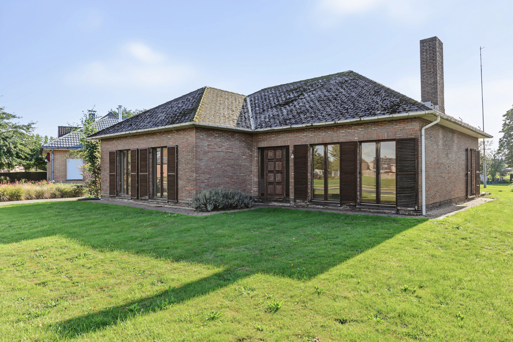 Te renoveren laagbouwwoning op een zonrijk perceel van ca 1.063m² op wandelafstand van het centrum van Rijkevorsel. - foto 1
