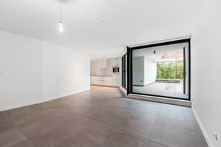 [[ DIT PAND NEEMT DEEL AAN DE ERA OPEN HUIZEN DAG OP 13/6 VAN 16:00 TOT 17:00 ]]
<p>Te koop: instapklaar halfopen appartement in Grembergen, op een centrale locatie nabij scholen, openbaar vervoer en invalswegen.</p>

<p>Dit energiezuinige BEN-appartement (bouwjaar 2023) combineert comfort en duurzaamheid. Dankzij de warmtepomp en vloerverwarming geniet u van een aangenaam binnenklimaat en een uitstekende EPC-score (label A). Het gelijkvloers appartement beschikt over een private tuin van 40 m², ideaal voor ontspanning. De ligging biedt snelle verbindingen naar grootsteden en alle voorzieningen zijn binnen handbereik. Verkoop onder BTW-stelsel (21% op constructie en 12% op grondwaarde).</p>

<p>Belangrijkste ruimtes:<br />• Ruime woonkamer (29 m²) met veel lichtinval<br />• Volledig ingebouwde keuken (9 m²) met vaatwasser, koelkast, oven, keramische kookplaat en ingemaakte kasten<br />• Slaapkamer (12 m²) met directe toegang tot badkamer<br />• Badkamer (7 m²) met inloopdouche, wastafel in meubel en ventilatiesysteem<br />• Inkomhal (5 m²)<br />• Toilet (2 m²)<br />• Wasplaats (2 m²)<br />• Berging (4 m²)<br />• Tuin (40 m²) voor privégebruik</p>

<p>Troeven:<br />• Instapklaar gelijkvloers appartement met tuin<br />• Energiezuinig BEN-appartement met warmtepomp en vloerverwarming<br />• Centrale ligging nabij voorzieningen, openbaar vervoer en invalswegen</p>