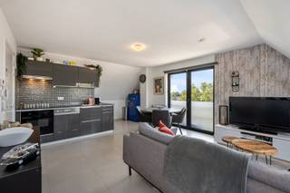 <p>Centraal gelegen op de hoek Kouterstraat/Lamstraat, op een boogscheut van het centrum van Merelbeke, vindt u dit stijlvolle appartement op de derde verdieping van een verzorgde residentie gebouwd in 2002.<br /><br />Het appartement valt meteen op door uitzonderlijk veel lichtinval in de leefruimte met groen uitzicht. De leefruimte met open keuken vormt één geheel en ademt een moderne, gezellige sfeer uit. De keuken is uitgerust met kwalitatieve toestellen. In de ruime leefruimte is er tevens voldoende plaats om een bureau in te richten. Verder is er een lichtrijke badkamer, voorzien van alle comfort. De ruime slaapkamer beschikt over een extra ingebouwde berging, ideaal voor wie nood heeft aan voldoende opbergruimte. Aanvullend is er in de hal voor de toegangsdeur plaats voor jassen en schoenen.<br /><br />Verder beschikt de residentie over een gemeenschappelijke fietsenberging, vrij te gebruiken door alle bewoners, een welgekomen troef in deze fietsvriendelijke omgeving. Parkeren vormt hier ook geen probleem, er is steeds voldoende plaats in de straat voor het gebouw.<br /><br />TROEF: De ligging – MOBI SCORE: 8,1/10! <br />Bushalte, alle winkels en scholen in de onmiddellijke nabijheid. <br />Op fietsafstand van Merelbeke-centrum en de veeartsenijschool. <br /><br />KORTOM: dit is de ideale starterswoning, uiterst geschikt voor studerende kinderen maar ook een mooi investeringspand!<br /><br />Voor meer informatie of een bezoek, contacteer Lisse: <br />lisse@cornelis-goeman.be of 0477 17 19 12</p>