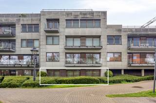 <span><span>Op zoek naar een <strong>centraal gelegen appartement met alle comfort</strong> binnen handbereik? Dit comfortabel en lichtrijke appartement, gelegen in residentie 'Parkzicht’, meet een bruikbare vloeroppervlakte van <strong>121 m² </strong>en biedt de perfecte combinatie van ruimte, ligging en functionaliteit.<br />Aan de overkant ligt het stadspark dat zich uitstrekt over meer dan 4 hectare, van het bruisende stadscentrum tot aan het sportcomplex Schiervelde. Het is de perfecte plek om even te ontsnappen aan de hectiek van de stad.<br /><br />Gelegen op een <strong>boogscheut van de Grote Markt</strong>. Met winkels, scholen en openbaar vervoer vlakbij, geniet je hier van een uitstekende bereikbaarheid en een bruisende omgeving.<br /><br /><u><strong>Indeling & troeven:</strong></u></span></span>
<ul>
<li><span><span>Ruime en lichte leefruimte;</span></span></li>
<li><span><span>Mooie afwerking;</span></span></li>
<li><span><span>Volledig uitgeruste keuken;</span></span></li>
<li><span><span><strong>EPC C</strong>;</span></span></li>
<li><span><span><strong>2 ruime slaapkamers met afzonderlijke badkamers</strong>;</span></span>
<ul>
<li><span><span>Badkamer met ligbad en toilet;</span></span></li>
<li><span><span>Badkamer met douche.</span></span></li>
</ul>
</li>
<li><span><span>Praktische wasruimte en aparte berging;</span></span></li>
<li><span><span>Gastentoilet;</span></span></li>
<li><span><span><strong>2 ruime afzonderlijke ondergrondse bergingen</strong>;</span></span></li>
<li><strong><span><span>Garage</span></span></strong><span><span>;</span></span></li>
<li><strong><span><span>Nieuwe condensatieketel oktober 2025</span></span></strong><span><span>;</span></span></li>
<li><strong><span><span>Zuidgericht terras van 24 m²</span></span></strong><span><span>.</span></span></li>
</ul>
<br /><span><span>Interesse? Dit is een unieke kans om luxueus en zorgeloos te wonen op een topligging!<br /><br />Maak nu uw afspraak op het nummer 051/50 11 51 of mail naar info@diksimmo.be en ontdek uw nieuwe thuis in hartje Roeselare.</span></span>