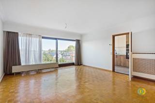 <p><span>Dit ruime en lichtrijke 2-slaapkamerappartement met bureau bevindt zich op de vierde verdieping van een goed onderhouden gebouw met lift, gelegen in een rustige woonwijk. Bij het binnenkomen komt u terecht in de inkomhal, die toegang biedt tot alle ruimtes. Aan de rechterzijde bevindt zich de ruime leefruimte van maar liefst 30 m², voorzien van grote raampartijen die voor veel natuurlijk licht zorgen en toegang geven tot het terras. Aansluitend vindt u de volledig uitgeruste en moderne keuken, voorzien van alle nodige toestellen en eveneens met toegang tot het terras. Aan de andere zijde van het appartement bevinden zich twee slaapkamers van 15 m² en 11 m², waarvan één toegang geeft tot het tweede terras. Daarnaast beschikt het appartement over een apart bureau van 8 m², ideaal als werkruimte. Verder vindt u er een badkamer met ligbad, dubbele lavabo en aansluiting voor een wasmachine, een apart toilet en een aparte berging. Het appartement beschikt eveneens over een private zolder en een gemeenschappelijke fietsenstalling. Daarnaast zijn er gemeenschappelijke parkeerplaatsen waarvan bewoners gebruik kunnen maken wanneer deze vrij zijn. De maandelijkse lasten bedragen €170, waarvan €70 voor de gemeenschappelijke delen en €100 provisie voor verwarming en water. De elektriciteitsteller wordt door de huurder op eigen naam genomen. Bent u op zoek naar een ruim en lichtrijk appartement met twee slaapkamers, een apart bureau en twee terrassen in een rustige en aangename omgeving? Aarzel dan zeker niet om contact met ons op te nemen voor een bezoek.</span></p><p><span> </span></p>