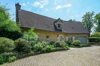 <p>Genesteld in een van de meest gegeerde wijken van Chaumont-Gistoux, combineert deze woning een rustige residentiële omgeving met de onmiddellijke nabijheid van het centrum, de voorzieningen en de toegang tot de E411. Een zeldzame ligging, waar rust de boventoon voert.</p>
<p>Het hart van de woning is een ruime, lichtrijke leefruimte van meer dan 55 m², royaal geopend naar buiten. Ze geeft rechtstreeks toegang tot een terras van 50 m² op het zuiden en zonder inkijk, verlengd door de tuin — een ruimte gemaakt voor lange zomerdagen en gedeelde momenten. De aanpalende keuken vervolledigt dit geheel harmonieus.</p>
<p>Op de verdieping biedt de woning drie slaapkamers en twee badkamers, waaronder een ouderslaapkamer en een dressing. Een comfortabele en goed gestructureerde indeling voor het gezinsleven.</p>
<p>De woning beschikt eveneens over een garage en verschillende buitenparkeerplaatsen.</p>
<p>In goede algemene staat nodigt ze uit tot een opfrissing om haar potentieel volledig te onthullen en te beantwoorden aan de huidige normen.</p>