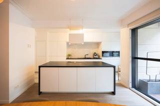 Voor verdere info of een vrijblijvende waardebepaling van uw eigendom: jordi.broes@homixx.be of 016 19 93 40.<br />Volledige tekst: www.homixx.be<br /><br />Met veel genoegen stellen wij dit lichtrijke, aangename en in 2018 gerenoveerde appartement aan u voor, met een bewoonbare oppervlakte van 123 m². <br />Deze uitstekend onderhouden eigendom in de regio Harmonie biedt een ideale combinatie van hedendaags wooncomfort en energiezuinigheid. <br />Bij het betreden van de woning komt u via de inkomhal met ingemaakte dressing terecht in de ruime leefruimte met een moderne open keuken. <br />De doordachte indeling omvat twee volwaardige slaapkamers (waarvan de master een ingebouwde dressing heeft en een kleinere kamer die momenteel als bureauruimte gebruikt wordt), een verzorgde badkamer en twee toiletten, wat het dagelijkse gebruiksgemak ten volle ondersteunt.<br />Daarnaast beschikt het appartement over een handige gemeenschappelijke kelderberging voor extra opslagruimte (fietsen en vuilbakken). <br />Buiten kunt u in alle rust genieten op het gezellige zuidgerichte terras. <br />Ook op het vlak van parkeergelegenheid woont u hier bijzonder praktisch: in de straat is er mogelijkheid tot het aanvragen van 2 parkeerplaatsen via een bewonerskaart. <br />De bereikbaarheid is zeer vlot, het centrum, alle winkels, scholen, restaurants, de ring en E19 zijn vlakbij. <br />Dankzij de gunstige EPC-score B geniet u bovendien van een energiezuinige en toekomstgerichte thuis.<br /><br />Troeven:<br /><br />- Gunstige EPC-score B voor energiezuinig wonen, elektriciteit conform, asbestveilig<br />- Lichtrijke leefruimte met open keuken en gezellig terras<br />- Inclusief gemeenschappelijke kelderberging en parkeermogelijkheden in de straat met bewonerskaart<br /><br />Graag tot snel voor een bezoek!