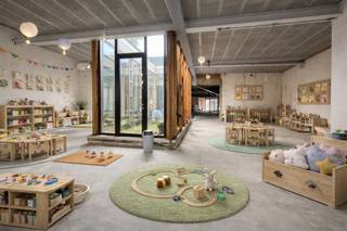 Laat je inspireren en bekijk de mogelijkheden op de eerste 4 foto's. In realiteit treft u dit casco pand op de Boomsesteenweg met een oppervlakte...