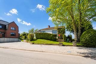 Bungalow van 1968 met een heel leuke sixties vibe, landelijk gelegen in een vernieuwde straat op een perceel van 12a42ca in agrarisch gebied...