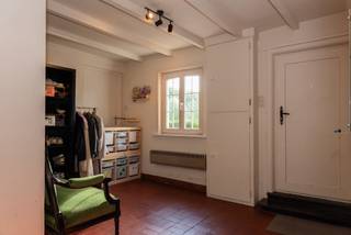 <p>Een oase van rust, omringd door open velden en groen. Deze karaktervolle 19de-eeuwse woning combineert authentieke charme met hedendaags comfort én tal van mogelijkheden voor wonen en werken.</p>
<p></p>
<p>Op een prachtig perceel van 1.831 m² geniet je van een mooie, ruime tuin met volwassen bomen en veel groen. Dankzij de grote ramen en de mooie verbinding tussen binnen en buiten geniet je ook vanuit de woning volop van het omliggende landschap.</p>
<p></p>
<p>Met een bewoonbare oppervlakte van 265 m² is ruimte hier absoluut geen probleem. De woning beschikt over 3 slaapkamers, met de mogelijkheid om dankzij de aanwezige bureau-/praktijkruimtes uit te breiden tot 5 slaapkamers. Ideaal voor wie een combinatie zoekt van privé wonen en een zelfstandige activiteit, praktijk of kantoor aan huis.</p>
<p></p>
<p>De rustieke elementen in de woning zorgen voor een unieke knipoog naar het verleden, terwijl het nodige hedendaagse comfort aanwezig is. Verder beschikt de woning over een carport en is er voldoende parkeergelegenheid voor de deur.</p>
<p></p>
<p>De woning beschikt momenteel over een minder gunstige EPC-score, wat uiteraard mogelijkheden biedt voor wie de woning verder energetisch wil optimaliseren en naar eigen smaak wil vernieuwen.</p>
<p></p>
<p>De indeling is als volgt:</p>
<p>Het gelijkvloers voorziet in een inkomhall met toegang naar de leefruimte, keuken en bureau. Verder vind je de badkamer (met ligbad en douche) en apart toilet. De doorgang naar het praktijdgedeelte geeft uit op de praktijk met twee bureau’s (1 per niveau).</p>
<p></p>
<p>De verdieping bestaat uit de nachthall, drie slaapkamers en een tweede toilet.</p>
<p></p>
<p>Buiten vinden we de tuinberging, een ruim tuinhuis en een carport.</p>
<p></p>
<p>Een unieke woning voor wie op zoek is naar karakter, ruimte, groen en vooral… een uitzonderlijk rustige ligging!</p>
<p></p>