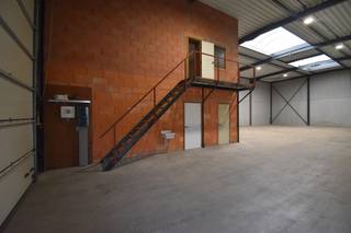 Gelegen in het industriepark te Ruiselede kunt u deze opslagplaats met een bruikbare oppervlakte van 375 m² terugvinden.Twee grote automatische...