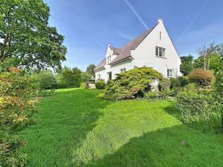 PRACHTIGE GEZINSVILLA in klassieke stijl, RUIM (totale oppervlakte: +/- 385 m². Bewoonbare oppervlakte: +/- 250 m²) en LICHTRIJK, ideaal gelegen in een GEGEERDE WOONWIJK met uitsluitend ruime villa’s op grote percelen, aan het einde van een RUSTIGE DOODLOPENDE STRAAT, vlak bij het centrum van Overijse. Gebouwd in 1972 op een prachtig zuidgericht perceel van +/- 14a49ca, werd deze villa gedeeltelijk gerenoveerd. Naast de uitstekende ligging en het prachtige OPEN UITZICHT zal deze woning u verleiden met haar ruime en lichtrijke leefruimtes! Op het gelijkvloers: living met eetkamer +/- 62m², ingerichte keuken +/- 17m², slaapkamer met ensuite douchekamer (+/- 12m²). Op de verdieping: 4 slaapkamers waarvan 2 met lavabohoek (+/- 11m²/+/-13m²/+/-14m²/+/-20m²), 1 badkamer, 1 douchekamer. In de kelderverdieping: garage voor 4 wagens, 4 kelders (+/- 5m²/+/-6m²/+/-6m²/+/-9m²) + polyvalente ruimte : +/- 20m². Verwarming op mazout. Gasaansluiting aanwezig in de kelder. Zuidgerichte TUIN en TERRAS van +/- 37m². EPC = D : 380 kWh/m²/jaar. P-score: A. G-score: A. De vermelde inlichtingen en oppervlaktes zijn louter indicatief en niet contractueel.