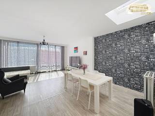 Centraal gelegen gebouw voor gemengd gebruik. Op de gelijkvloers met dubbele vitrine heb je de handelsruimte van 154 m2 met een grote garage en...