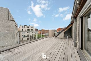 Ontdek dit aangename appartement, ideaal gelegen op de derde verdieping van de verzorgde Residentie Charlotte. Gebouwd in 2006 en zorgvuldig onderhouden, biedt deze woonst alle comfort voor wie op zoek is naar een instapklare woning.<br /><br />Bij het betreden van het appartement valt meteen de lichtrijke leefruimte op, die via de halfopen keuken naadloos verbonden is met het eet- en zitgedeelte. De keuken is functioneel ingericht en biedt voldoende opbergruimte.<br /><br />Verder beschikt het appartement over twee volwaardige slaapkamers, een moderne badkamer met een comfortabele inloopdouche en een afzonderlijk toilet. Een absolute troef is het bijzonder ruime, achteraan gelegen terras — dé ideale plek om in alle rust te genieten van de buitenlucht.<br /><br />Troeven van dit appartement:<br />- Bouwjaar 2006<br />- 2 ruime slaapkamers<br />- Halfopen, praktische keuken<br />- Badkamer met inloopdouche<br />- Apart toilet<br />- Zeer ruim terras achteraan<br /><br />*Renders werden toegevoegd ter visualisatie van meubelen.<br /><br />Residentie Charlotte: verzorgde en rustige residentie<br /><br />Dit appartement is perfect voor zowel eigen bewoning als investering. Dankzij de centrale ligging bevinden winkels, scholen, openbaar vervoer en verbindingswegen zich op korte afstand.<br /><br />Interesse? Contacteer ons snel voor een bezoek en laat u verrassen door de ruimte en het comfort dat dit appartement te bieden heeft!<br /><br />Watergevoelig openruimtegebied (Worg): NVT<br /><br />Dit pand wordt verkocht onder het systeem van START 2 FINISH.<br />Elk prijsvoorstel gelijk of hoger dan deze startprijs wordt voorgelegd aan de verkoper(s) die dit al dan niet kan aanvaarden.<br />Startprijs: 230.000 EUR