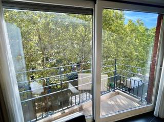 Aankoop met erfpacht: u koopt de constructie maar u pacht (huurt) de grond van de grondeigenaar voor 2.230€ per jaar.Dit gemeubeld appartement,...