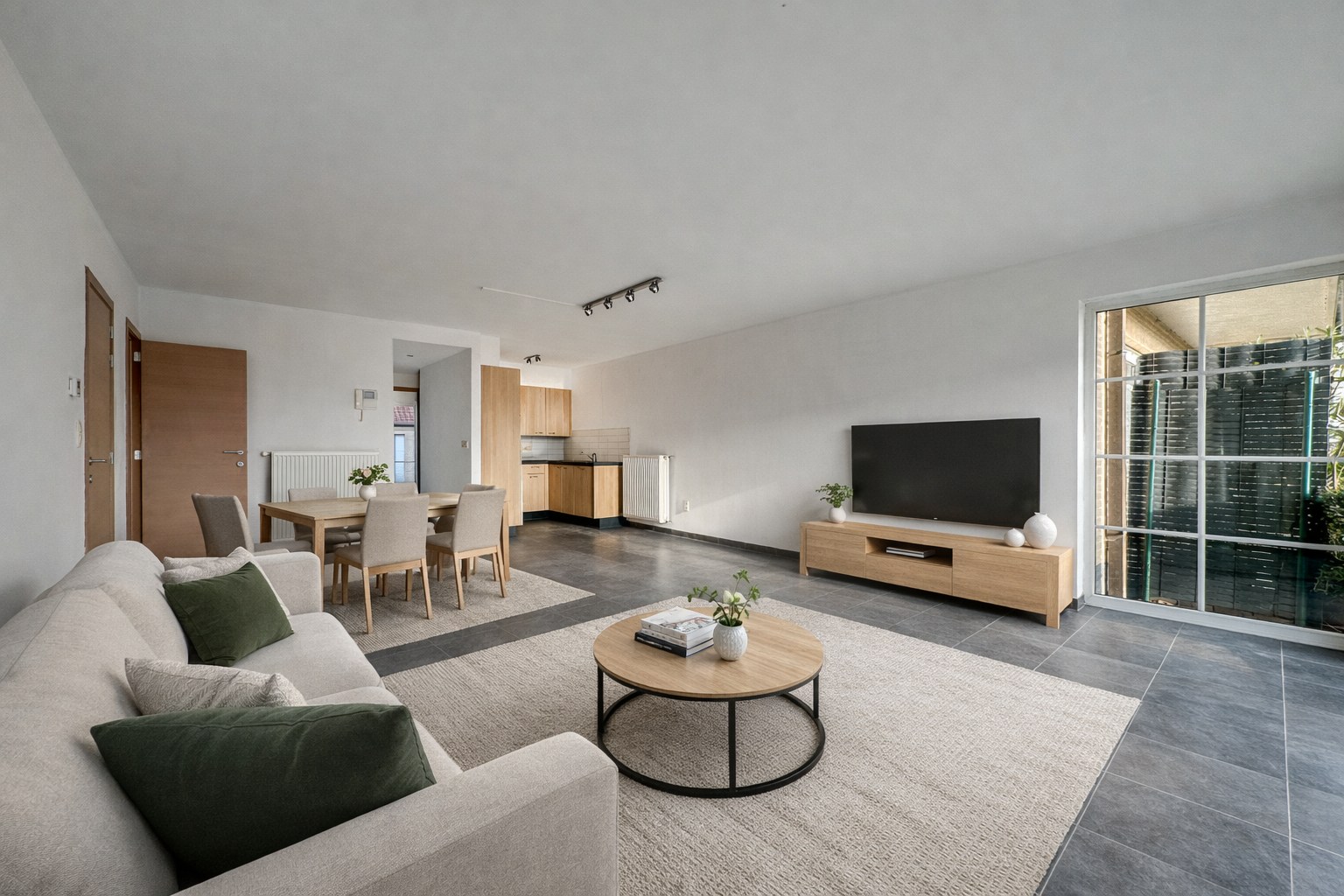 Lichtrijk gelijkvloers appartement met 2 slpk, garage en autostandplaats - foto 4