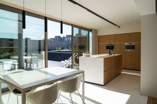 Ruim en stijlvol wonen in het hart van Beveren-WaasOp zoek naar ruimte, comfort en een uitstekende ligging? Dit ruime appartement van maar liefst 225 m² is gelegen in de Vrasenestraat, op wandelafstand van winkels, scholen, de Grote Markt en tal van andere voorzieningen. Bij het betreden van het appartement komt u in de inkomhal met vestiaire, een apart gastentoilet en een eerste berging. De ruime leefruimte biedt alle comfort, met een ingemaakt bureau, een gezellige zithoek met gashaard en toegang tot de wasplaats en de lichtrijke open keuken. De moderne keuken is uitgerust met alle hedendaagse comfort en sluit naadloos aan op het zonnige terras.Het nachtgedeelte omvat een ruime masterbedroom met ensuite badkamer en dressing. Daarnaast zijn er nog twee volwaardige slaapkamers die een gemeenschappelijke doucheruimte delen. Een apart nachttoilet zorgt voor extra comfort.Ook buiten is het aangenaam vertoeven, dankzij de ruime tuin en de verschillende terrassen. Extra troeven zijn de polyvalente ruimte van maar liefst 50 m², ideaal als hobbyruimte of extra opslagruimte, en een eigen garagebox.Bovendien beschikt het appartement over een gunstig EPC-label B, mede dankzij de goede isolatie en de aanwezige zonnepanelen.Een ruim en comfortabel appartement met tal van mogelijkheden, op een toplocatie in Beveren-Waas. Interesse om deze unieke woonst zelf te ontdekken? Contacteer ons gerust voor meer informatie of een bezoek!