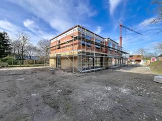 LOCATION

In a quiet cul-de-sac, near the Market Square and the lively center of Wetteren, an exclusive new-build project with only six homes in a contemporary modern architectural style is taking shape.
Here you can live in peace and quiet, surrounded by greenery, yet close to everything that matters. Good connections to the E40 and Brusselsesteenweg will take you quickly to Ghent or Brussels. In addition, shops, schools, public transport, walking and cycling routes are all just a stone's throw away.

PROJECT AND FINISH

Each home offers excellent energy performance thanks to underfloor heating via heat pump, solar panels, and a ventilation system D.
This is carefree and future-oriented living. 
Choose from open, closed, or semi-open constructions, each with three bedrooms, at least one or two parking spaces included in the price, a private terrace, and garden. 
Additional advantages include a communal bicycle storage room and a waste disposal room for extra convenience. 

6% VAT ADVANTAGE 

Take advantage of the reduced VAT rate of 6% if you meet the conditions. New for investors: the 6% VAT rate now also applies to purchases that are rented out for 15 years (under the applicable legal conditions). 
This reduces the purchase cost and can significantly improve your net return.

Choose modern, energy-efficient, and carefree living in Wetteren!
Contact Kevin for more information: 0476 66 55 50

(Areas estimated, some photos are from a reference project or are renders)