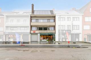Bent u op zoek naar een veelzijdige eigendom in Kortrijk? Dit pand combineert een commercieel gelijkvloers met een kwalitatief...